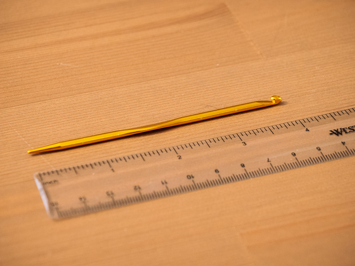 Crochet hook for weaving in the end yarn